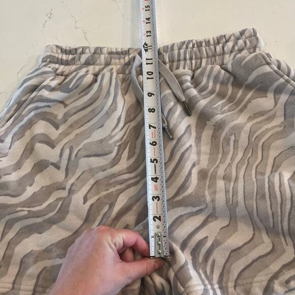 Sweaty Betty Essentials‎ Shorts Light Grey Zebra Print Size Small - Picture 9 of 10